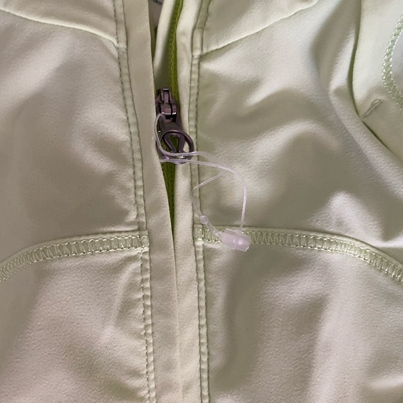 Lululemon  Windbreaker. Size 2 - Picture 3 of 4
